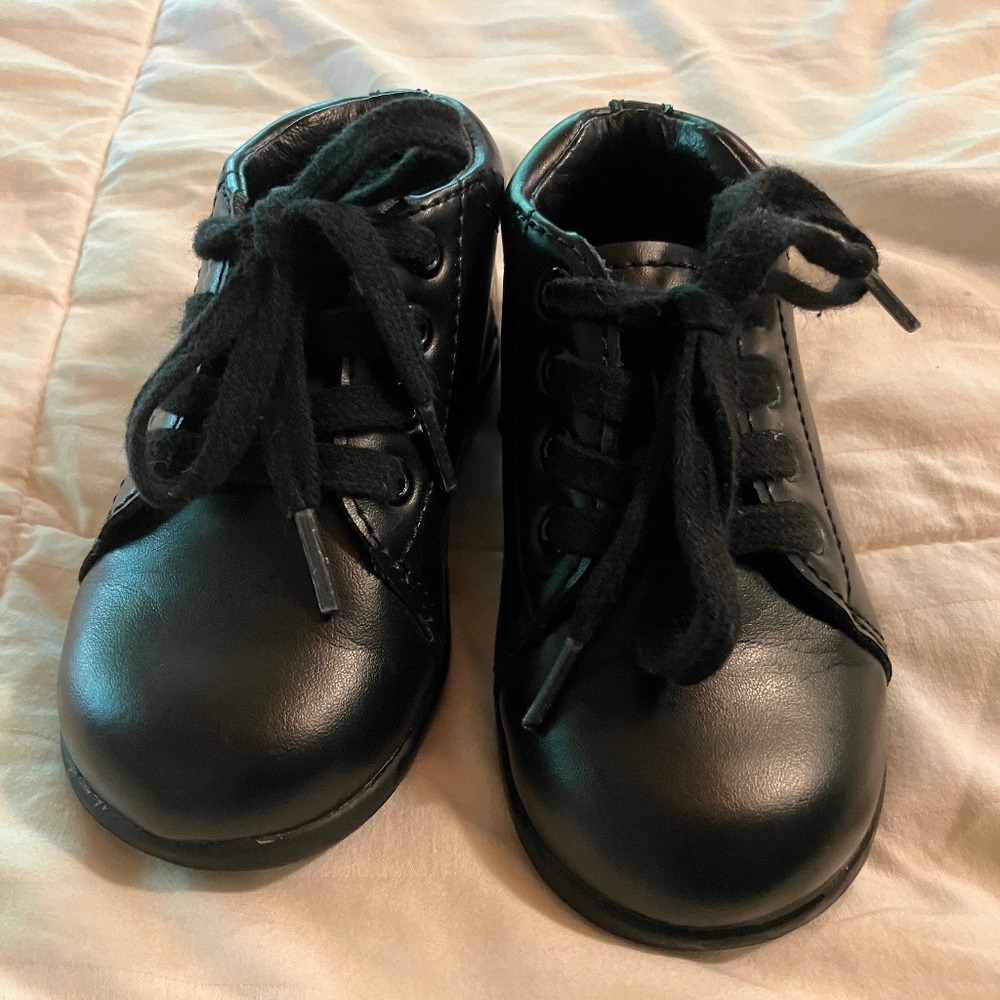 Black leather Stride Rite Elliot” baby/toddler shoes sz 5.5 excellent condition